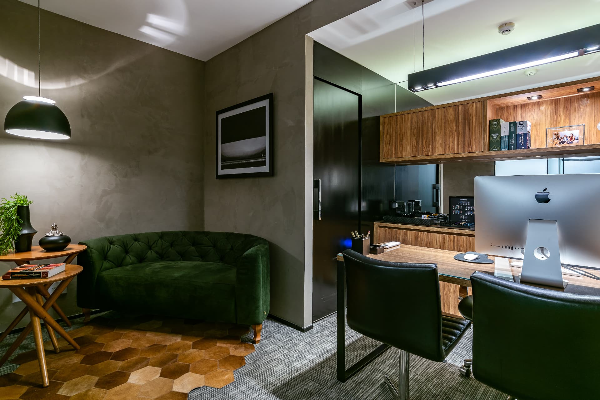 Sala de atendimento com sofá e estação de trabalho